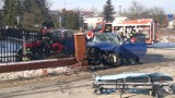Wypadek w Pionkach: mercedes na dachu, seat na słupie i... trzy osoby ranne (zdjęcia)