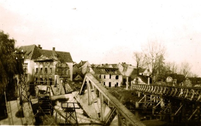 Przed ucieczką Niemcy zburzyli stację kolejową oraz kolejowy i drogowy most na Nysie.
