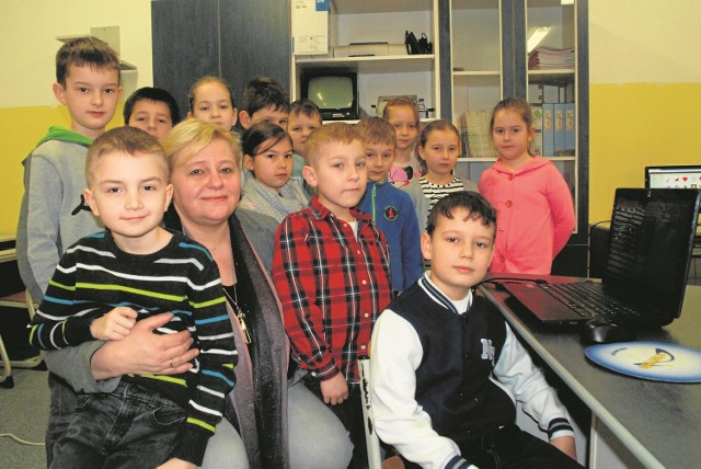 Dorota Dankowska z jej uczniami. Zajęcia odbywają się w grupach przy starych komputerach. Nie zawsze się włączają