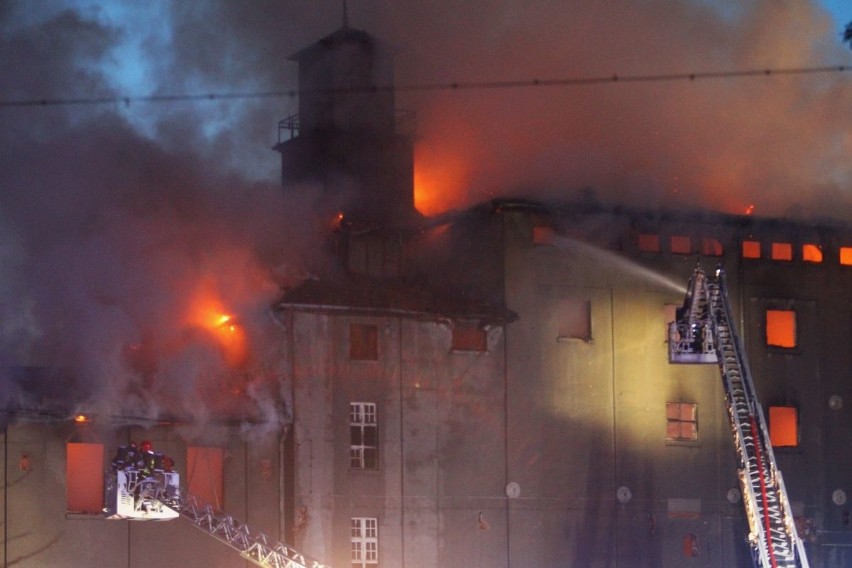 Poznań: Wielki pożar starego młyna na Nadolniku