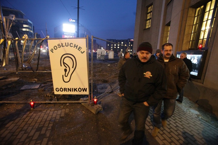 Protest zwiazkowców górniczych pod Teatrem Śląskim