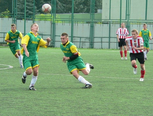 Piłkarze Wisły Solec (w zielono-żółtych strojach) ulegli 1:4 Gryfii Mirów.