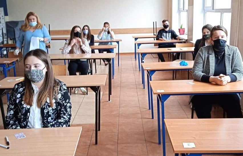 Próbna matura 2021. Uczniowie zmagają się z "królową nauk". Zobaczcie zdjęcia ze "Szkoły na Górce" w Opatowie (ZDJĘCIA) 