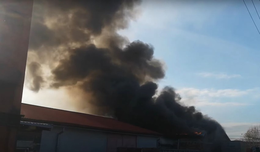 Pali się fabryka mebli w Kłodzku. Zobaczcie nagrania z akcji gaśniczej [FILMY]