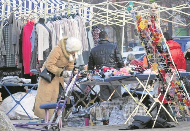 Handel na placu w centrum miasta wielu osobom jest nie w smak. Są jednak również ci, którzy chętnie stoiska odwiedzają