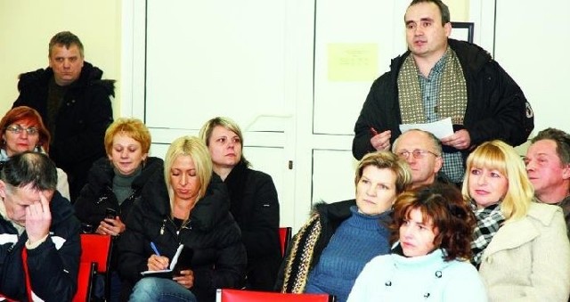 Rodzice uczniów Szkoły Podstawowej nr 10 nie kryli oburzenia decyzją władz Łomży. Zbigniew Zalewski (na zdjęciu &#8211; stoi) wielokrotnie pytał, jakim prawem władze odbierają basen oraz dlaczego dzieje się to kosztem dzieci.