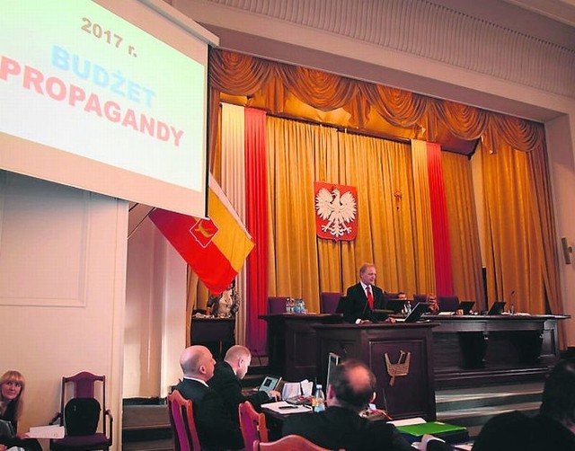 Rada Miejska w Łodzi głosami koalicji PO-SLD przyjęła budżet miasta na 2017 r. Wczoraj znalazły się w nim pieniądze na podwyżki w DPS i straży miejskiej.