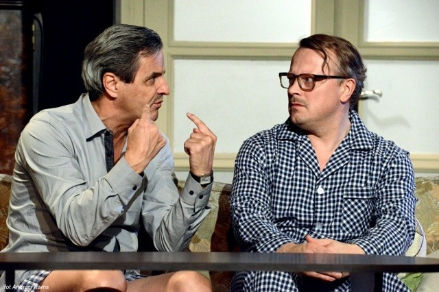 W spektaklu w reżyserii Wojciecha Malajkata występują popularni aktorzy Piotr Polk (z lewej) oraz Piotr Szwedes.