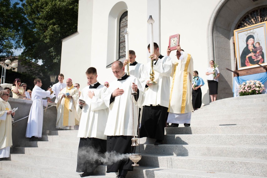 Uroczystość rozpoczęła się na schodach kościoła „na górce"....