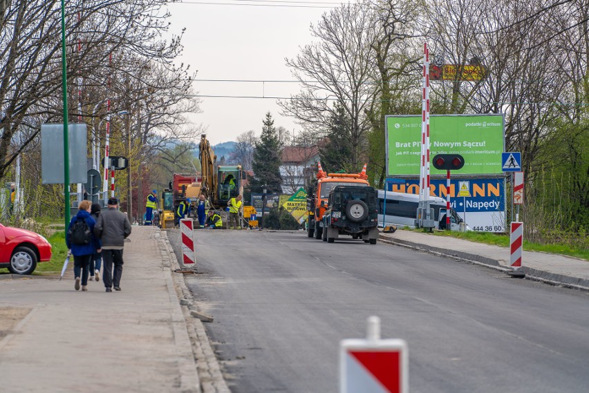 Nowy Sącz. Ulica Krakowska wyłączona z ruchu. Drogowcy kładą asfalt [ZDJĘCIA]