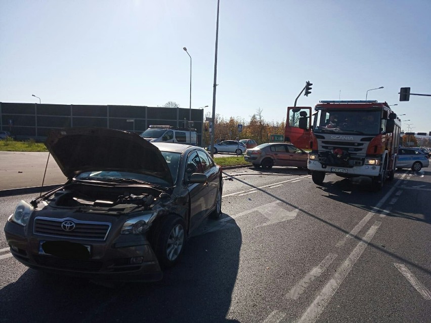 Wypadek w pobliżu galerii handlowej w Kielcach. Ucierpiały trzy osoby