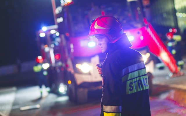 Jak poinformował nas dyżurny stanowiska kierowania PSP w Bydgoszczy, mł. asp. Jacek Rosiński, strażacy otrzymali zgłoszenie o wypadku o godzinie 19.57. Silny boczny wiatr spowodował, że kierowca samochodu dostawczego, jadącego Drogą Krajową nr 5 w Kusowie stracił panowanie nad pojazdem i wywrócił się. Na miejsce pojechały cztery zastępy. Strażacy wydobyli zakleszczonego kierowcę z pojazdu, który trafił pod opiekę ratowników medycznych. Działania zakończyły się krótko przed godziną 22.00.  W miejscu wypadku utrudnienia już nie występują. Co przyniesie pogoda w najbliższy weekend? Sprawdź!Pogoda na dzień + 2 kolejne dni (14 + 15-16.04.2018) | POLSKAźródło: TVN Meteo/x-news