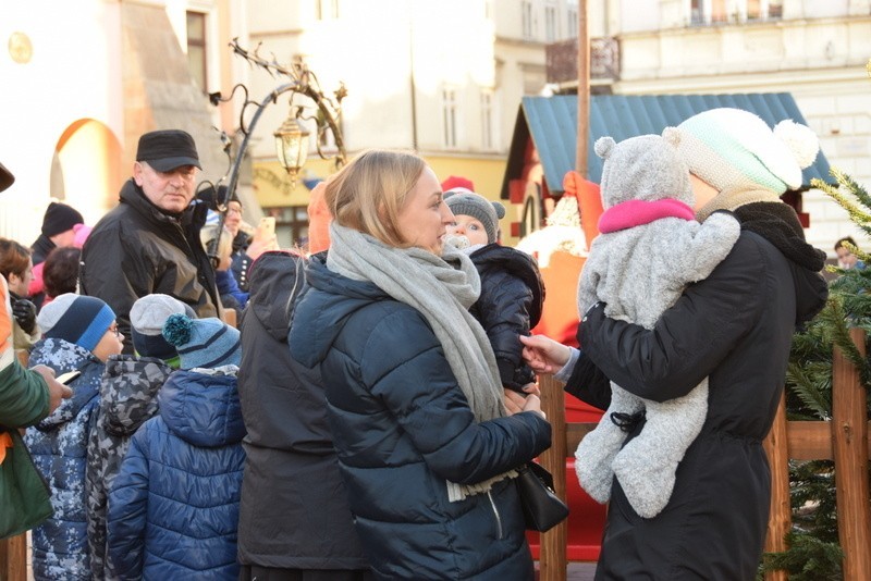  Święty Mikołaj i renifery robią furorę na Rynku w Tarnowie. Dzieci są zachwycone
