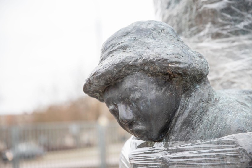 Pomnik Matki Sybiraczki już stoi przy Muzeum Pamięci Sybiru