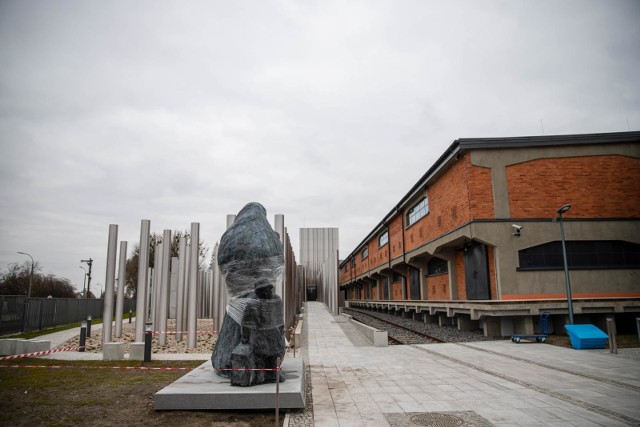 Pomnik Matki Sybiraczki już stoi przy Muzeum Pamięci Sybiru