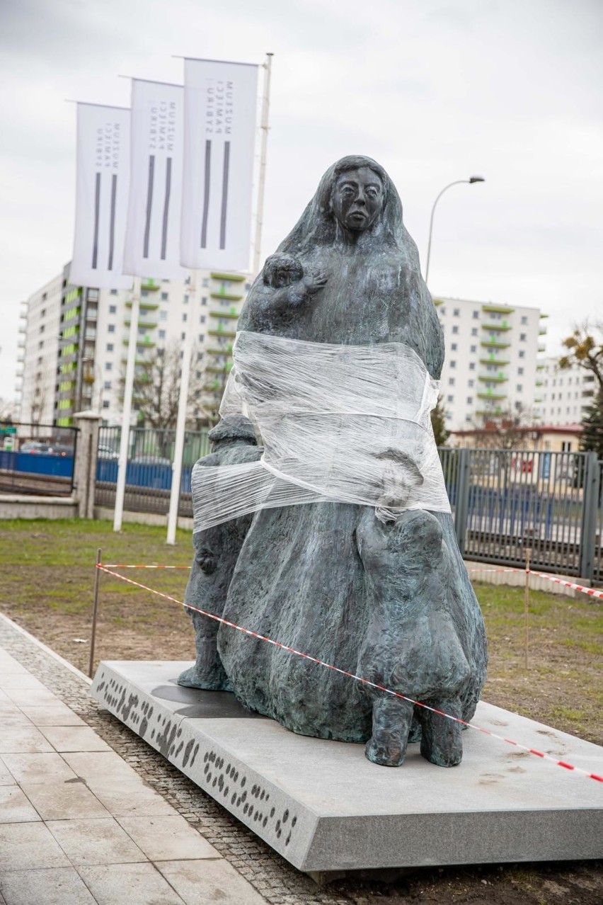 Pomnik Matki Sybiraczki już stoi przy Muzeum Pamięci Sybiru