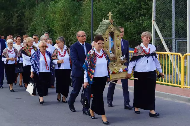 Dożynki w gminie Brody, jakie odbyły się w niedzielę sołectwie Adamów, były pełne tańca i radości. Na placu przy szkole w Adamowie zaprezentowały się Orkiestra Dęta gminy Brody, Brodowianki, Marta Zawłocka i zespół Jarzębina. Na zakończenie wystąpił zespół Midnight. A zaczęło się od mszy świętej i poświęcenia plonów. Dla najmłodszych były dmuchańce. W czasie całej zabawy nie zabrakło tańców, także z udziałem wójt gminy, Marzeny Bernat.Zobaczcie na kolejnych slajdach co działo się na dożynkach gminy Brody w Adamowie