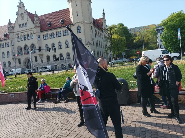 "Kamraci" spotykali się w Bydgoszczy, w pobliżu Sądu Okręgowego już wcześniej, np. w maju, kiedy "wspierali" Wojciecha O. w czasie, kiedy trwała jego rozprawa.