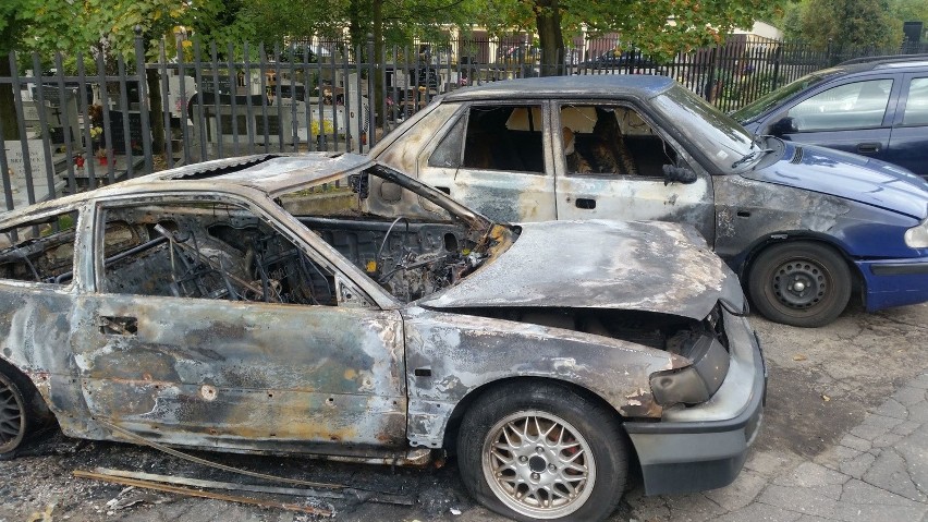 Spalone samochody przy ul. Sportowej w Toruniu