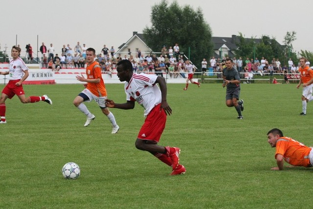 Stanley Ojiego (przy piłce) wrócił do Piasta Gorzów-Karnin po półrocznej grze w Warcie Gorzów (klasa okręgowa). W ostatnim sparingu Nigeryjczyk strzelił aż cztery gole, więc powinien być solidnym wzmocnieniem beniaminka trzeciej ligi.