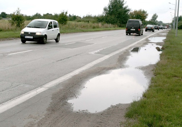 Aleja Wojska Polskiego to krajowy odcinek drogi krajowej. Nawierzchnia od lat jest w fatalnym stanie.