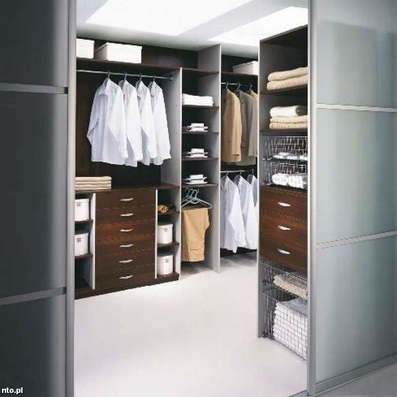 W dobrze zaprojektowanej szafie na ubrania każda rzecz ma swoje wymarzone miejsce.
