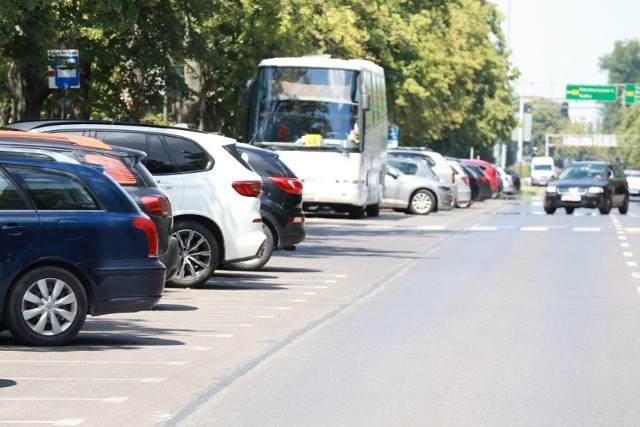 Wojewoda łódzki Tobiasz Bocheński sprawdzi legalność poszerzenia strefy płatnego parkowania o fragment al. Unii i stary ślad ul. Krakowskiej. Rada Miejska uchwałę o rozszerzeniu strefy podjęła w połowie września.