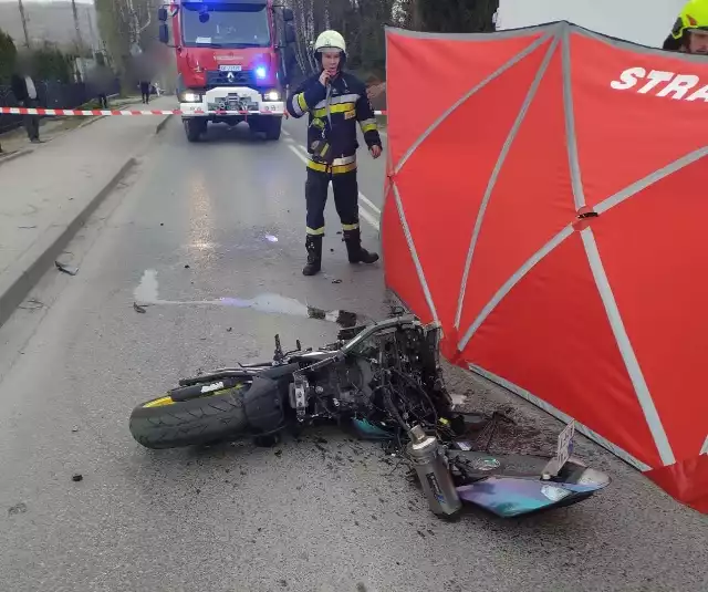Do wypadku doszło na ul. Mickiewicza w Tuchowie. Mimo wysiłków ratowników nie udało się uratować życia motocyklisty.