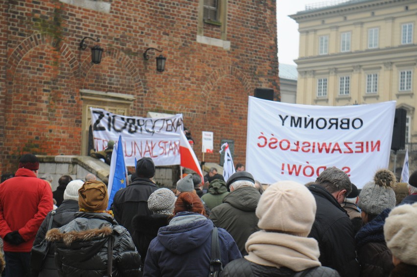 Kraków. Protest KOD-u przeciw reformie sądownictwa [ZDJĘCIA, WIDEO]