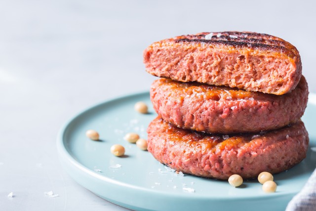 Różowy, apetyczny, soczysty i smakowity – to współczesny burger roślinny, który łatwo pomylić z mięsnym oryginałem.