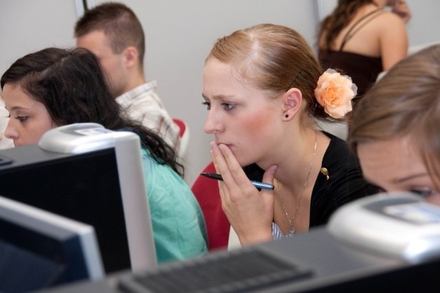 Studenci WSIiZ starający się o stypendium, które pokryje czesne, muszą zdać test z wiedzy ogólnej.