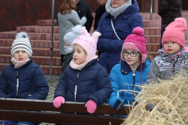 Pierwszy kiermasz świąteczny w suchedniowskiej Kuźnicy z żywą szopką i kolędami