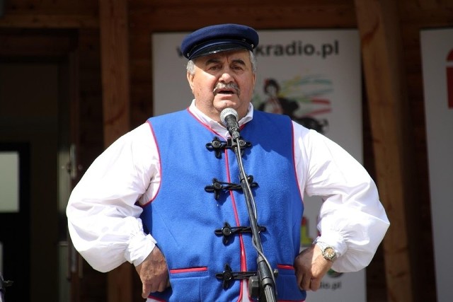 Stanisław Pacek śpiewający, na co dzień w tychowskiej "Gromadzie" na estradzie w Busku-Zdroju