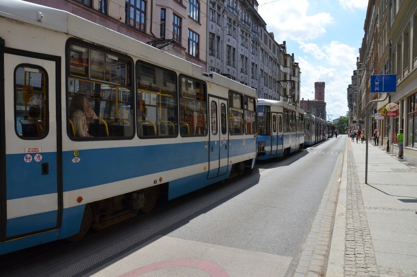 Wrocław: Zepsuty tramwaj i autobus zablokowały ulicę Krupniczą (ZDJĘCIA)