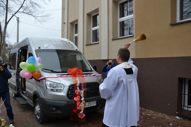 Poświęcenie busa, który będzie woził podopiecznych Zespołu Placówek Edukacyjno Wychowawczych w Skarżysku