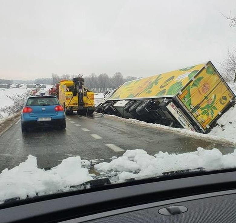 Na drodze krajowej nr 5 w rejonie Kołaczkowa, tir wjechał do...