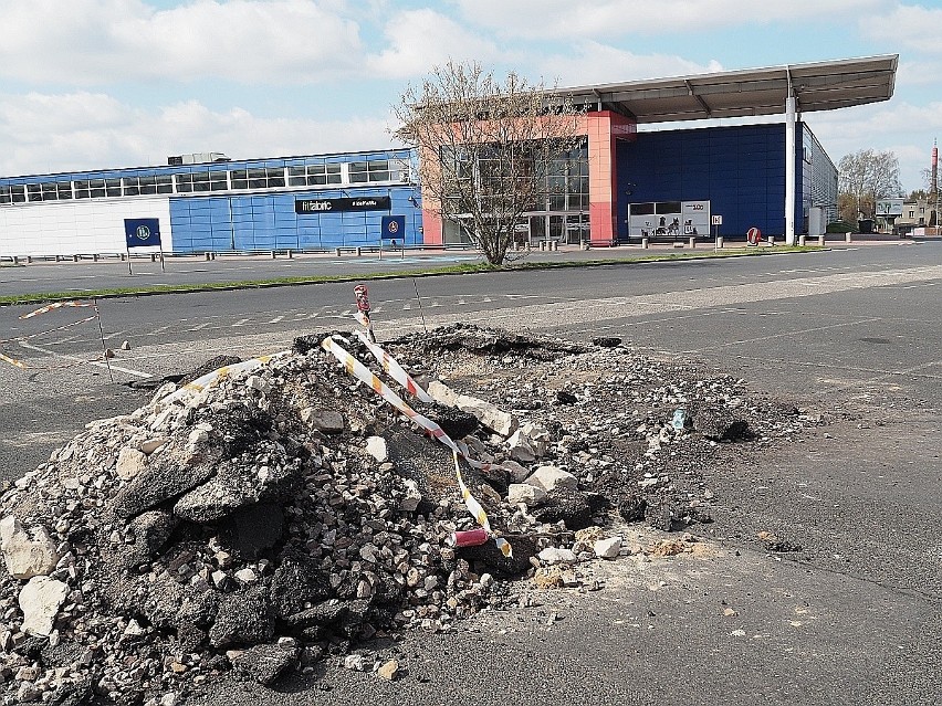 Zniknie hala po Tesco na Widzewie. Zaczyna się sprzątanie przed budową. ZDJĘCIA