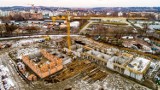 Wieliczka. Opóźnia się budowa szkoły. Kompleks przy ulicy Jedynaka nie będzie gotowy na wrzesień 2022 