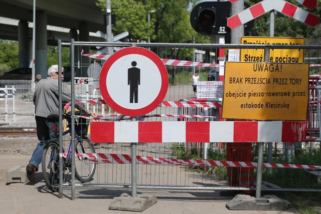 Trwa remont przystanku kolejowego Wrocław Grabiszyn. Nowy etap prac mocno utrudnił życie podróżnym, ale także okolicznym działkowiczom często korzystającym z przejścia przez tory.