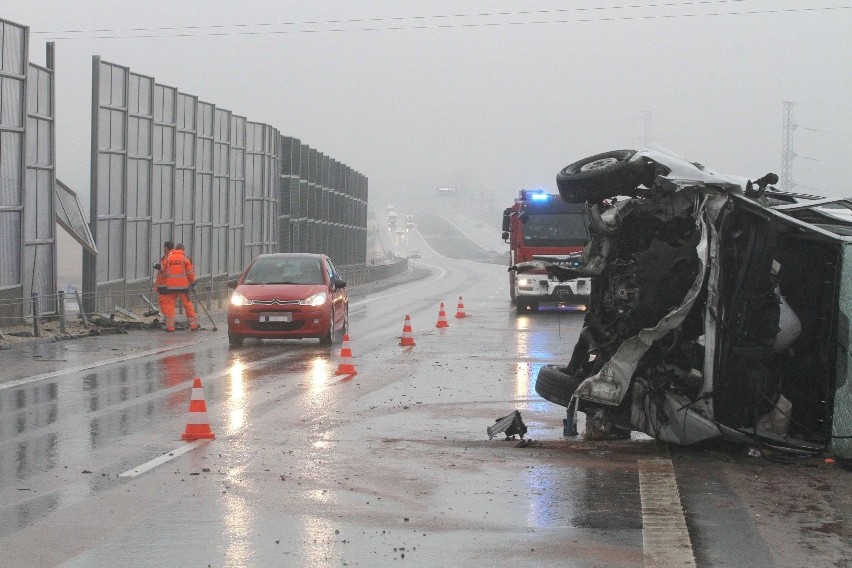 Poranna kraksa busa pod Kielcami. Kierowca w szpitalu