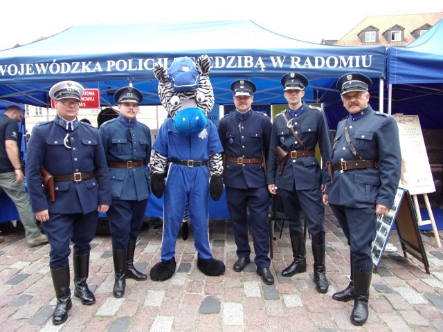 Radomscy rekonstruktorzy z policyjną „zebrą” podczas środowego, centralnego święta na Starym Mieście w Warszawie.