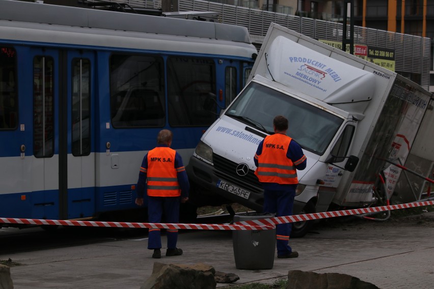 Kraków. Zderzenie samochodu dostawczego z tramwajem, ranny motorniczy [ZDJĘCIA]