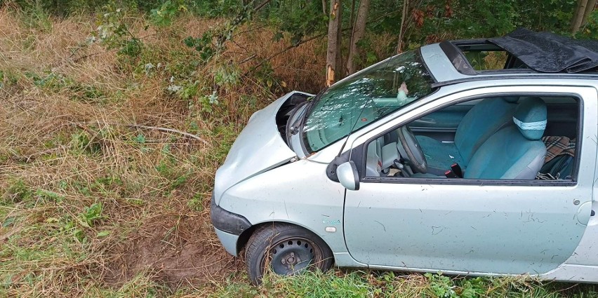 Wypadek w Choćmirówku. Samochód osobowy wypadł z drogi