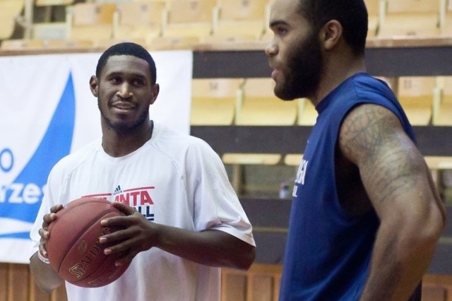 J.T. Tiller (z lewej), powrócił do koszykarskiej ekipy Jeziora Tarnobrzeg. Na zdjęciu podczas rozmowy z centrem drużyny "Jeziorowców&#8221;, Nicchaeusem Doaksem.
