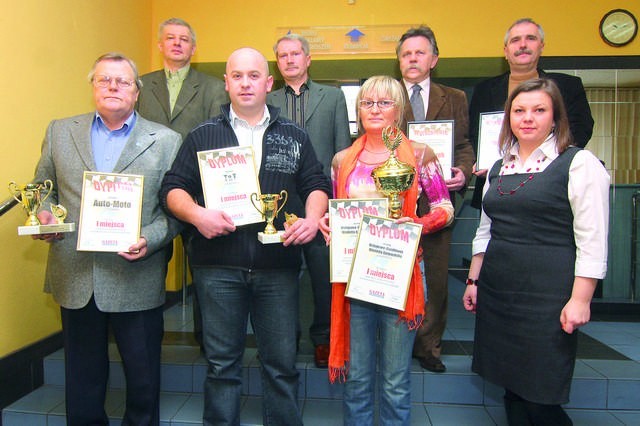 Laureaci plebiscytu na najlepszą szkołę jazdy w Kujawsko - Pomorskiem ze swoimi trofeami