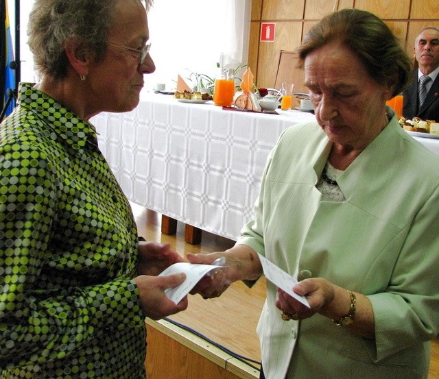 Barbara Antosik (od lewej)  odebrała załą złotą odznakę związku. Wręczyła ją jej Irena Kamińska. 