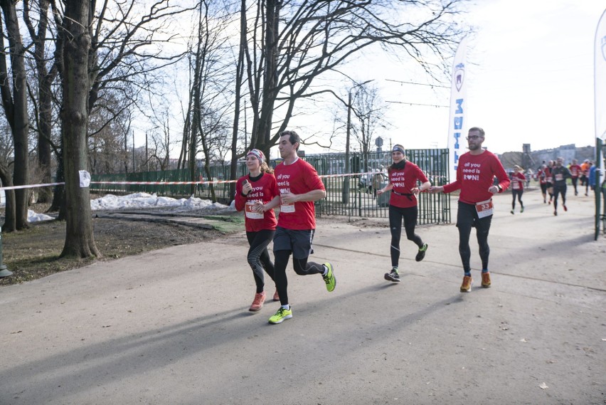 Kraków. Wyjątkowy Bieg Walentynkowy po trasie w kształcie serca. Tłumy biegaczy na Błoniach