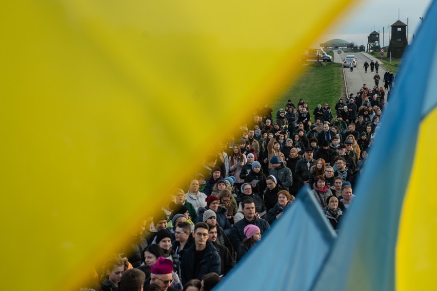 Z krzyżem przeszli przez teren byłego obozu na Majdanku [ZDJĘCIA]