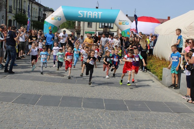 IX Bieg Ulicami Bohaterów - setki zawodników rywalizowało ze sobą na ulicach Małogoszcza