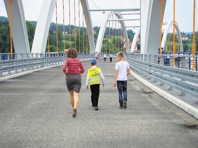 Na razie z mostu na nowej drodze ze Stryszowa do Zembrzyc korzystają uczniowie ze szkoły w Dąbrówce, aby dojść "suchą nogą" na lekcje przyrody za potokiem Stryszówka